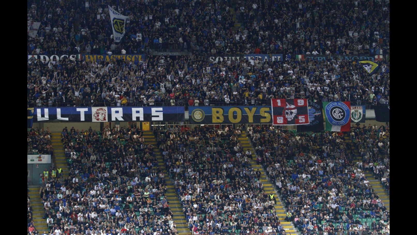 Serie A, cori contro Balotelli e napoletani: chiuso settore curva Inter