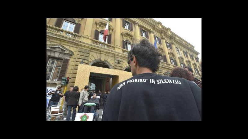 Malati Sla protestano sotto il ministero: Senza fondi si muore