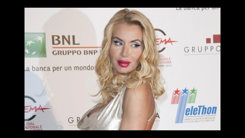 Valeria Marini: Mai tradito mio marito, è falso e bugiardo