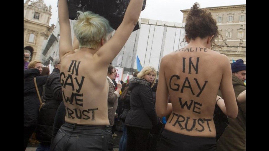 Conclave, due attiviste ‘Femen’ si spogliano in piazza San Pietro