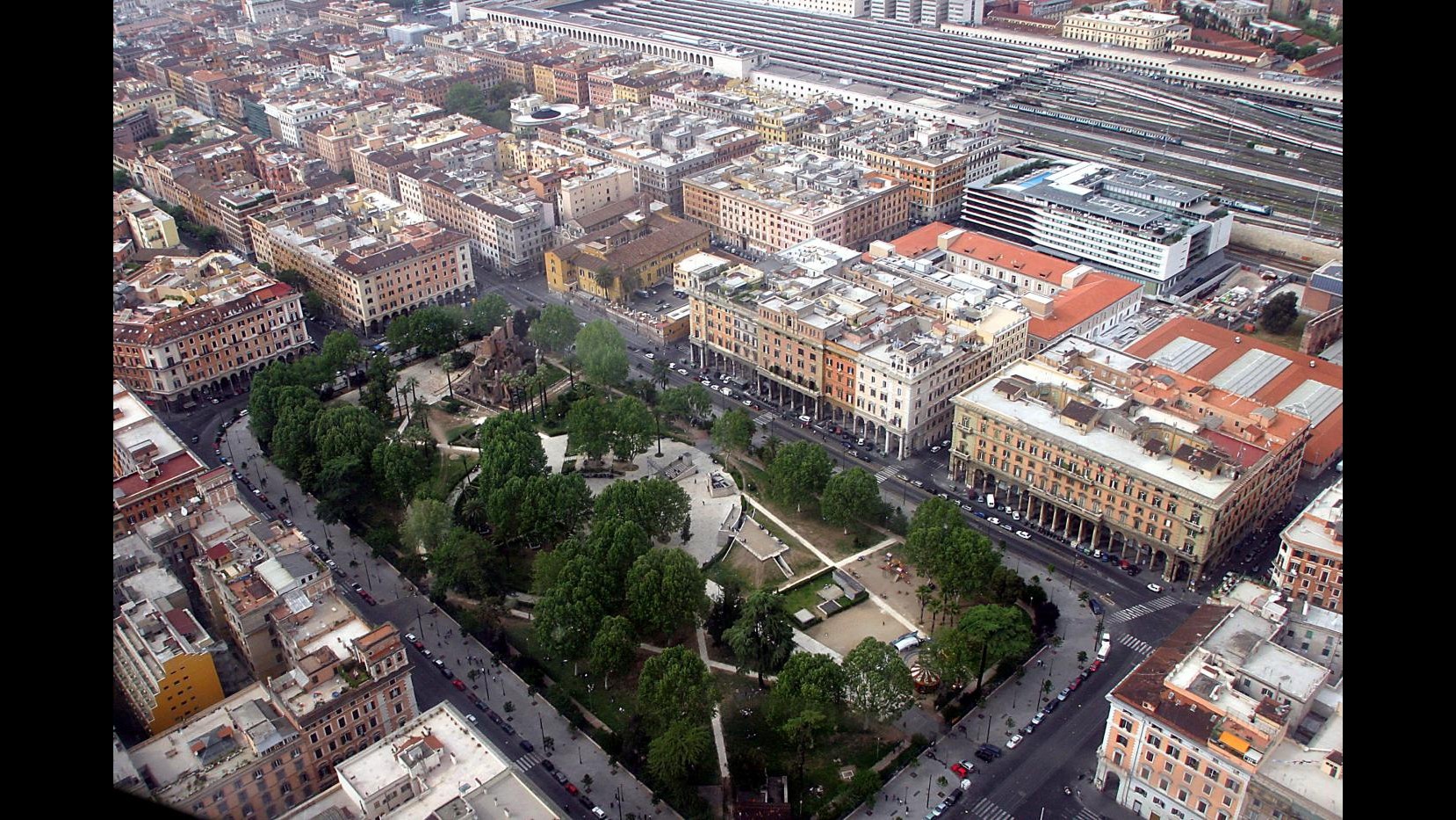 Roma, trovati cibo e pesce marci negli alimentari di piazza Vittorio