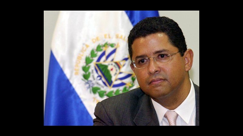 El Salvador, ex presidente accusato di corruzione fuggito all’estero