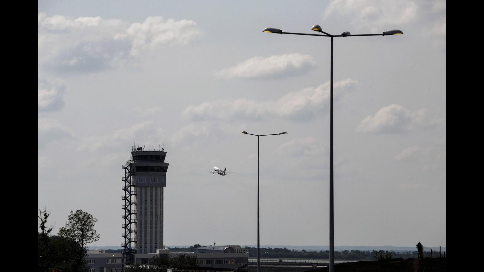 Ucraina, chiuso aeroporto Donetsk per ordine governativo