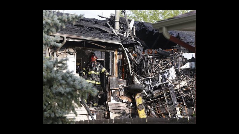 Usa, piccolo aereo si schianta contro casa: pilota leggermente ferito