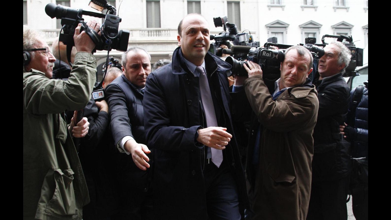 Alfano: Ci affidiamo a Napolitano per questa emergenza democratica