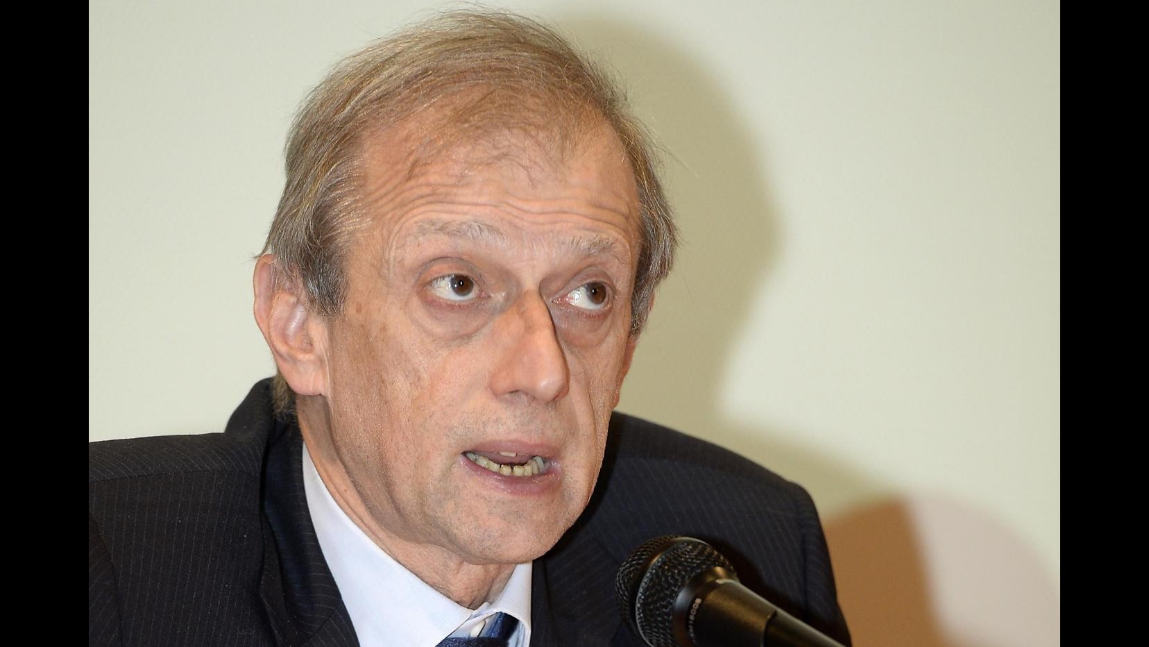 Torino, Fassino fischiato fa dito medio a tifosi granata. Lui: Reazione istintiva, mi rammarico