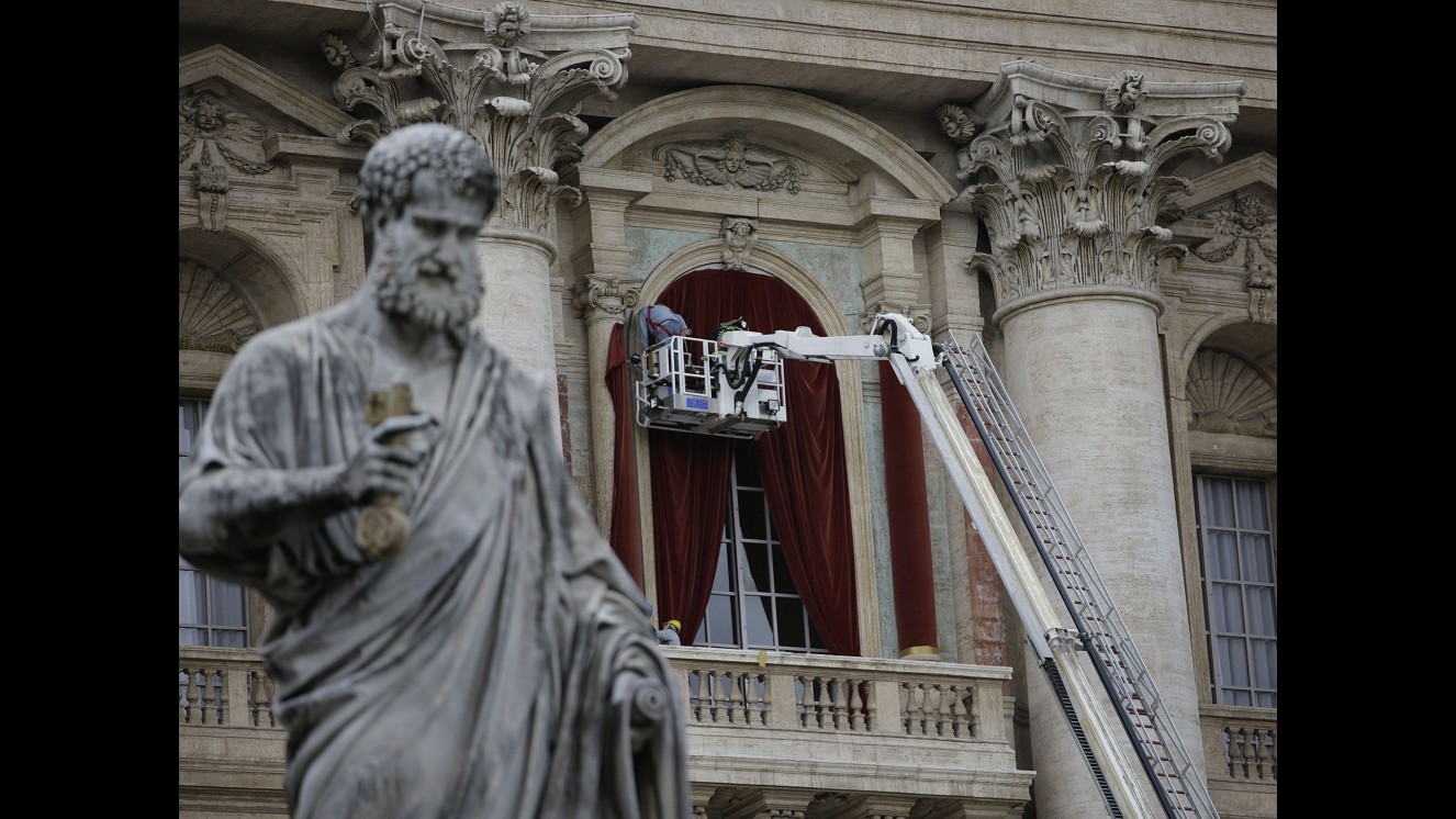 Conclave, a San Pietro pronto il balcone dell’habemus papam