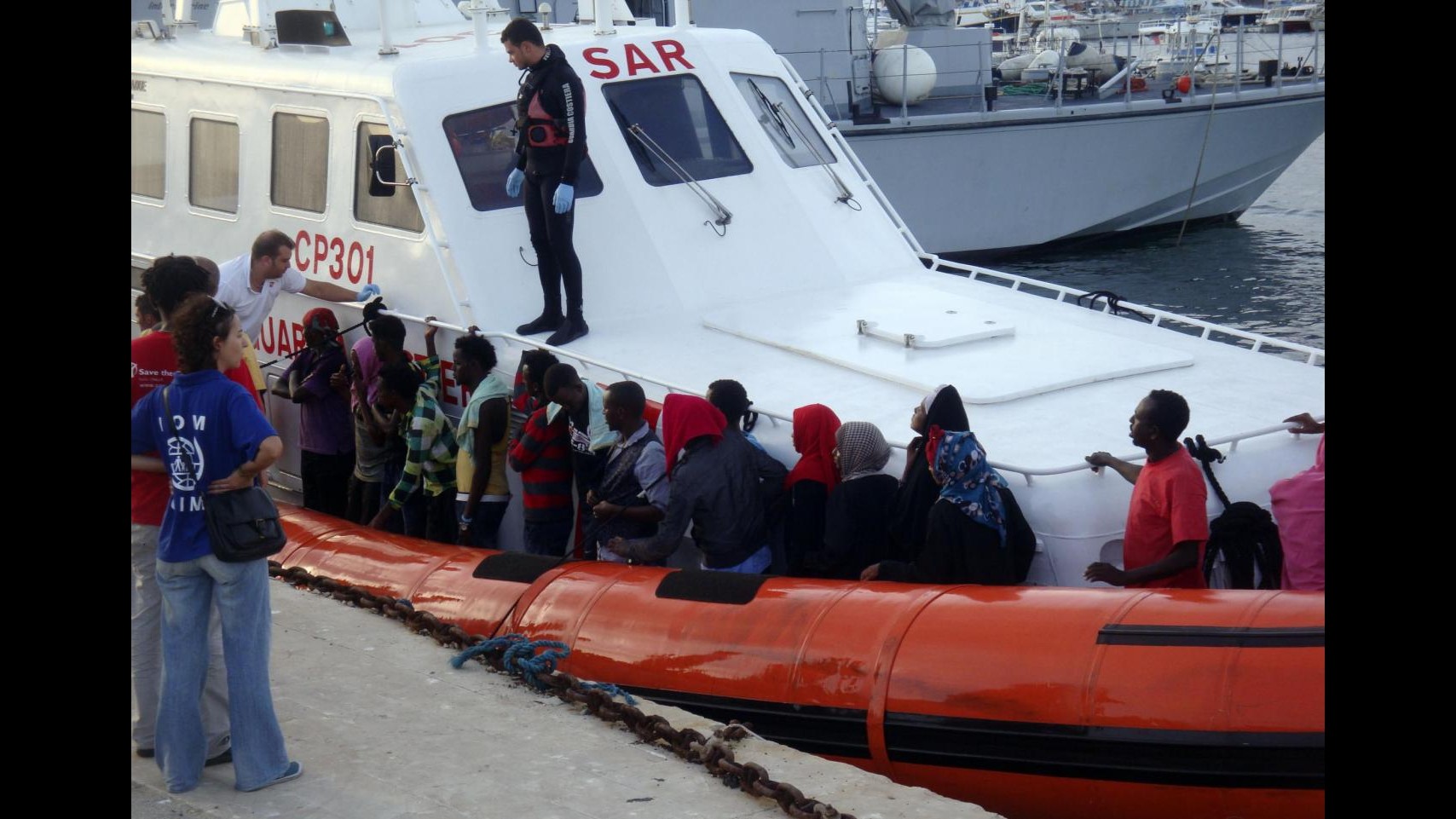 Lampedusa, sono arrivati in porto i 77 migranti intercettati stanotte