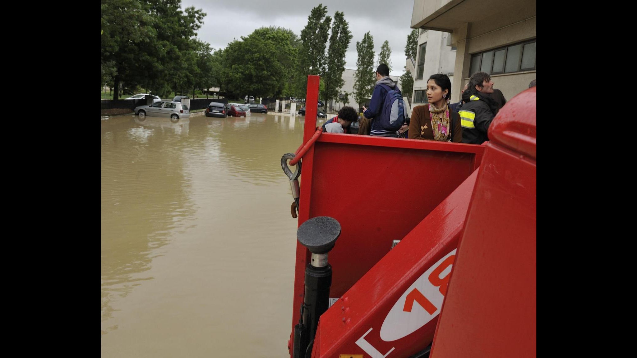 Maltempo, 200 volontari a Senigallia. Nel pomeriggio attesi Renzi e Gabrielli