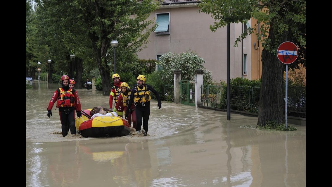 Maltempo, alluvione  nelle Marche. Renzi in contatto con Gabrielli. Evacuati e due morti