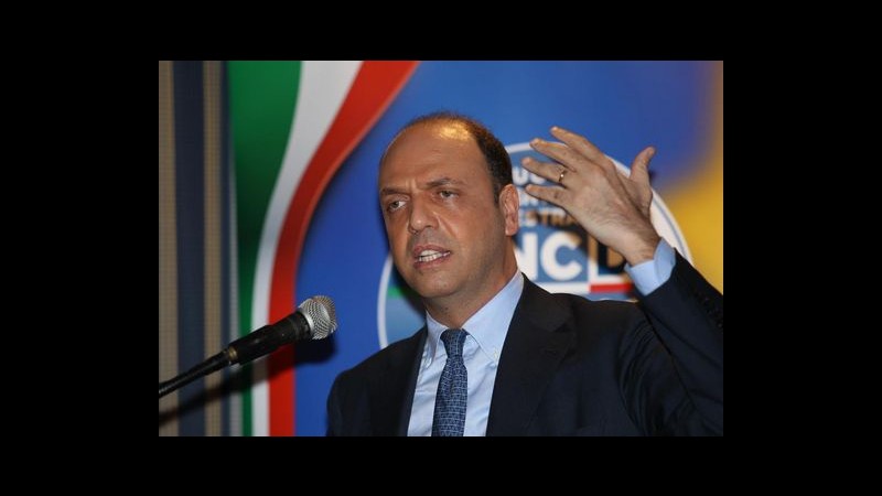 Immigrazione, Alfano: Arrestiamo scafisti e mercanti di morte