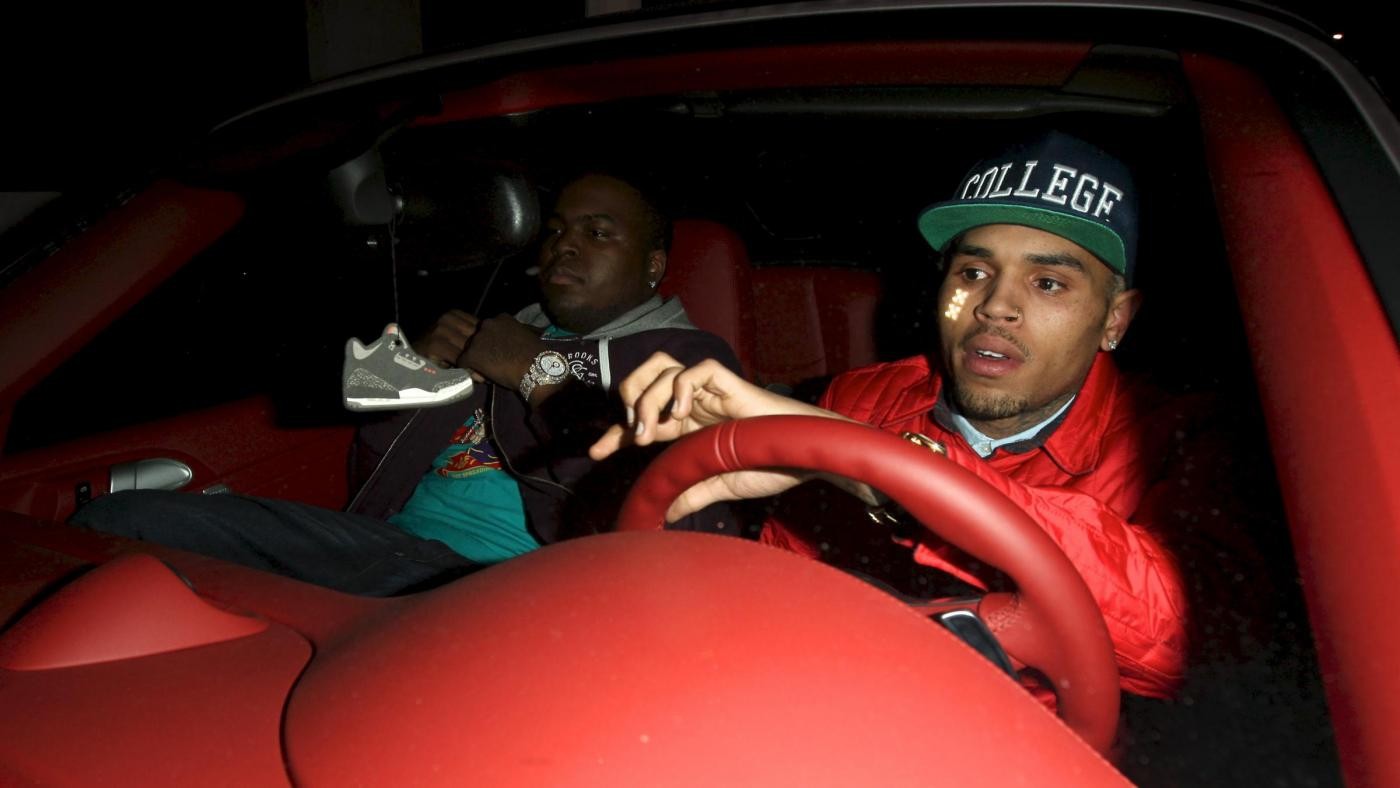 Chris Brown ferma musica di Drake con mini-concerto:geloso di Rihanna?