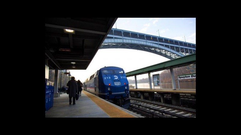 New York, treno metropolitana deragliato in tunnel in Queens