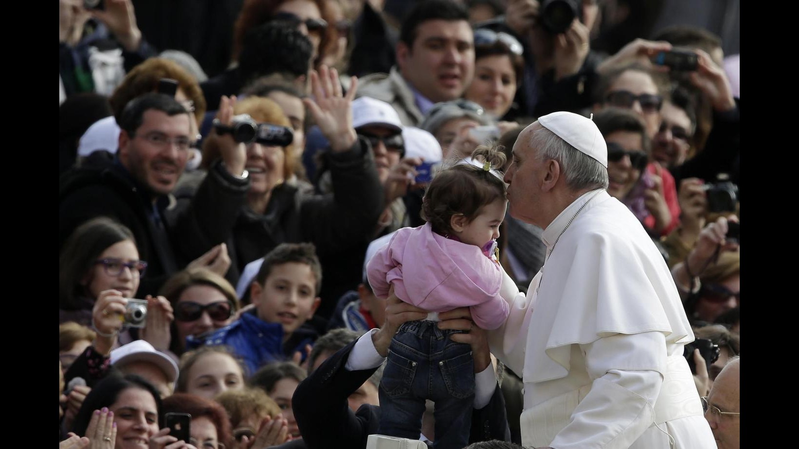 Papa Francesco: Le donne hanno un ruolo primario e fondamentale