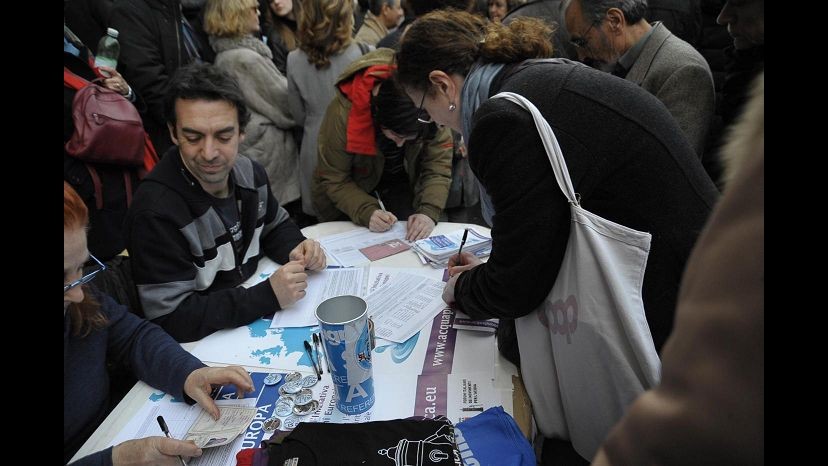 MicroMega lancia raccolta firme per la revoca dei servizi sociali a Berlusconi