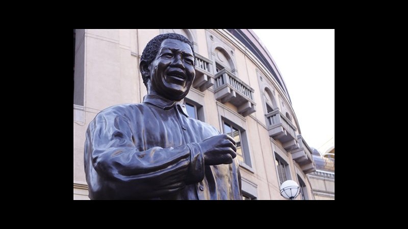 Sudafrica: Mandela resta in ospedale, continua a migliorare
