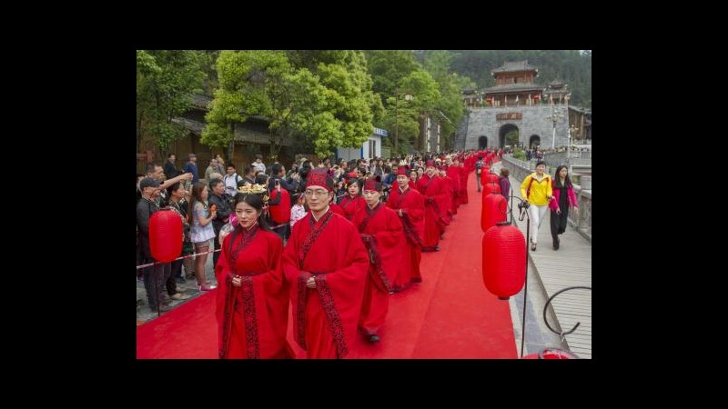 Cina, celebrate nozze tradizionali di 52 coppie a Chongqing