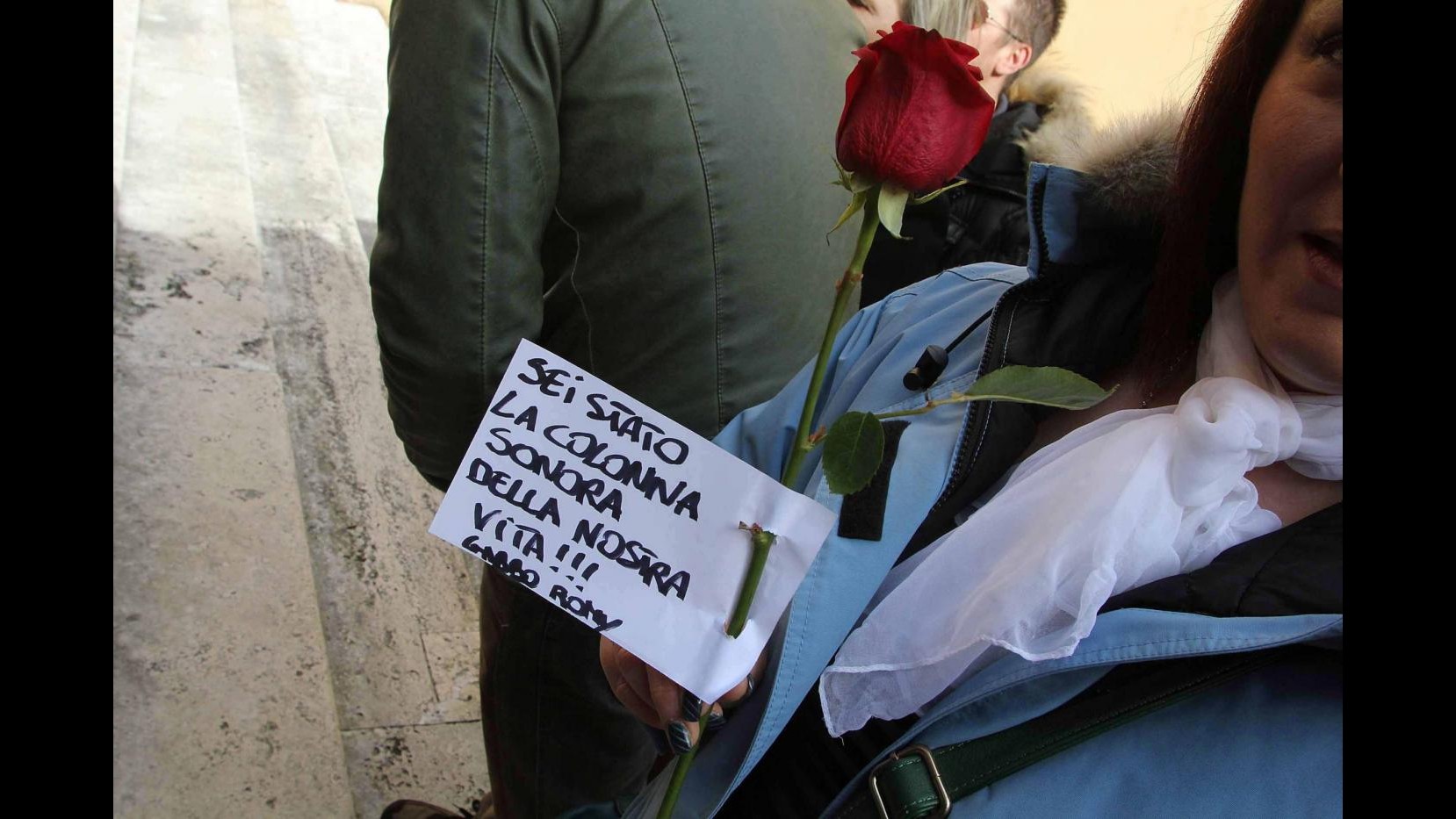 Ultimo saluto a Franco Califano, in centinaia tra amici, fan e colleghi