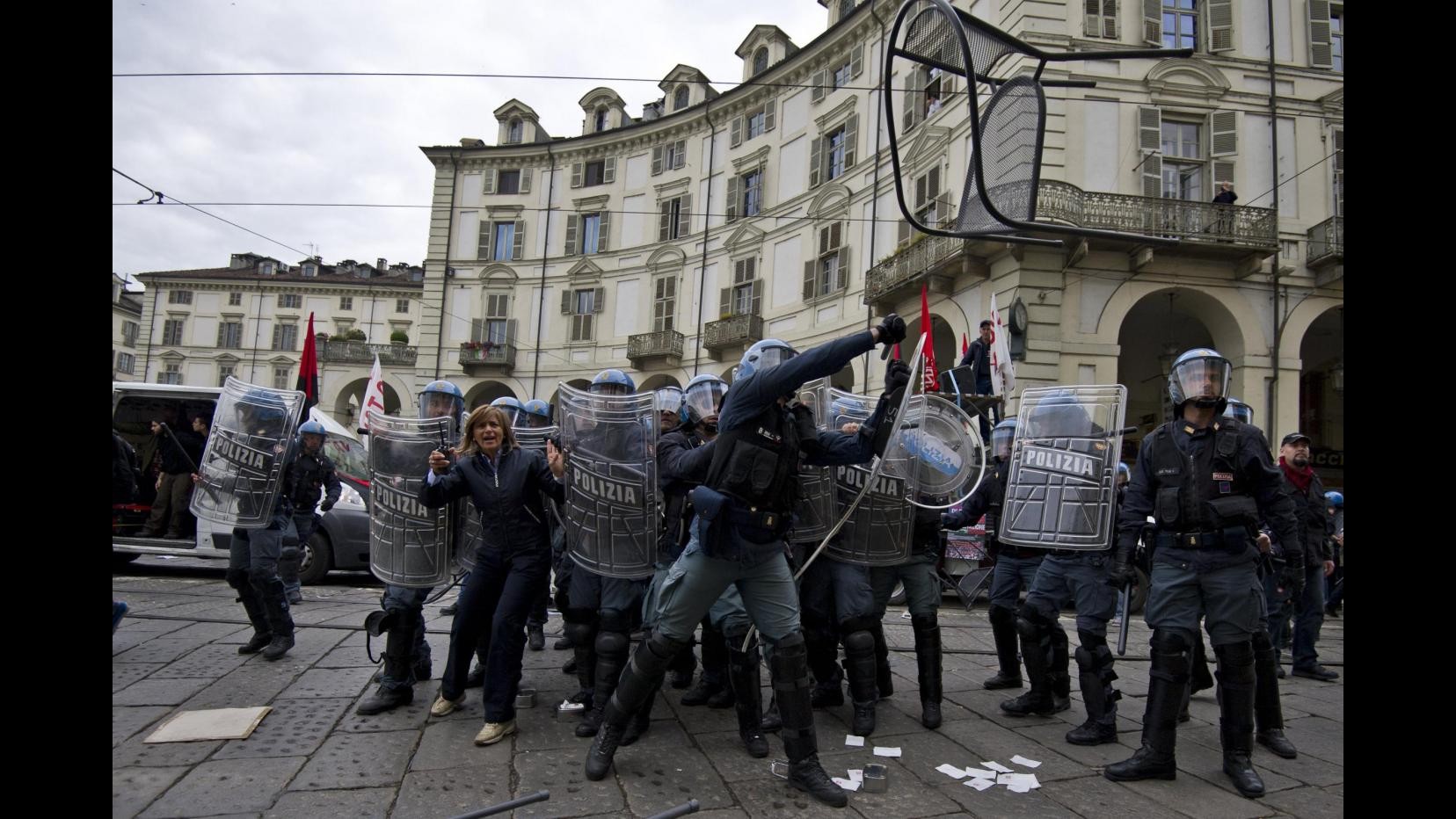 Primo maggio, scontri  fra antagonisti e polizia a Torino: 3 fermati e decine di feriti
