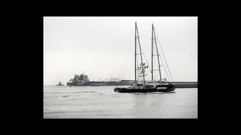 Greenpeace blocca petroliera russa in porto Rotterdam: 31 arresti
