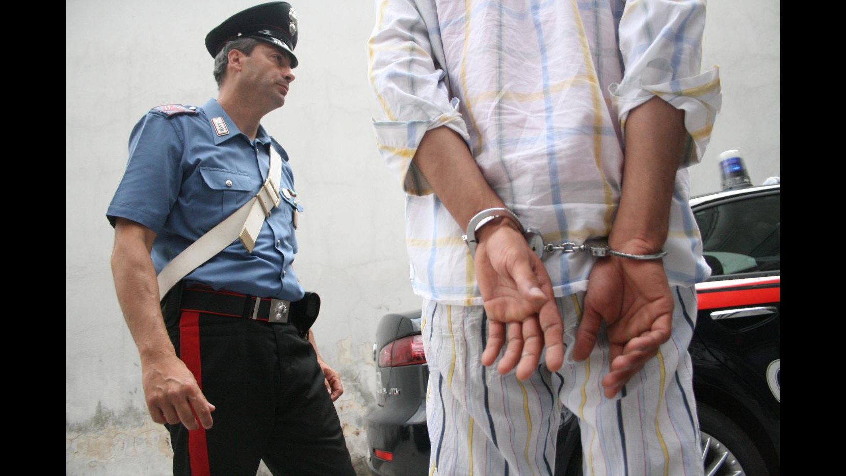 Reggio Emilia, prende a frustrate il figlio con del cavo elettrico