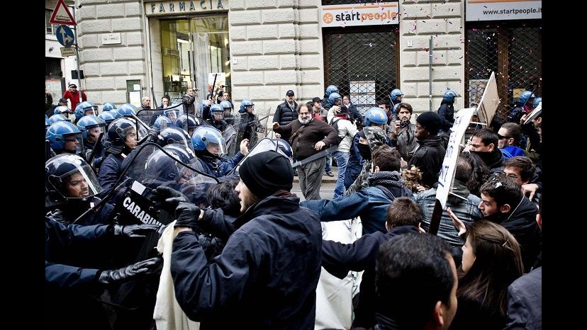 Primo maggio, scontri al corteo di Torino: cariche delle forze dell’ordine