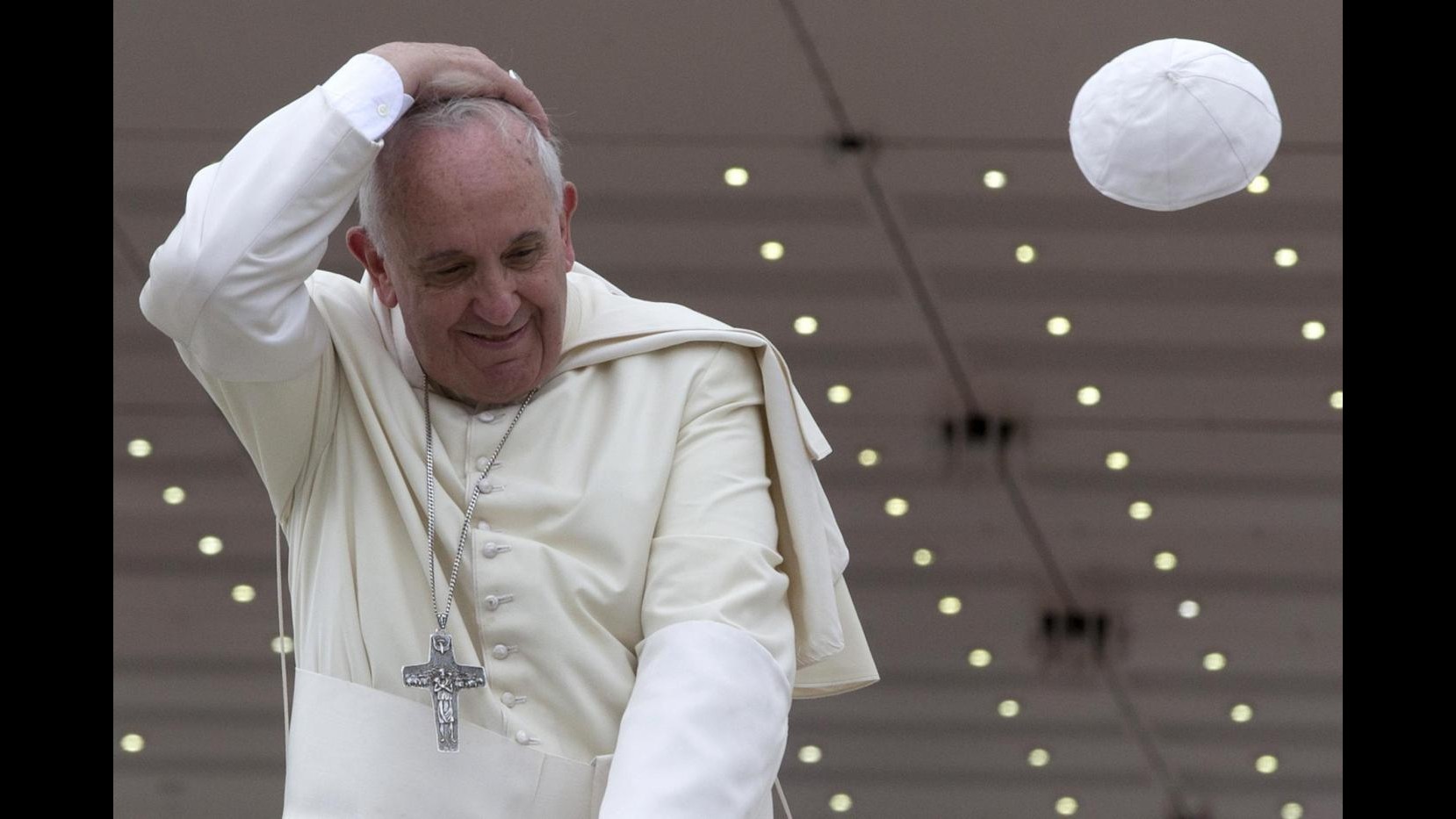 Vaticano, piccolo incidente per il Papa: vento porta via lo zucchetto