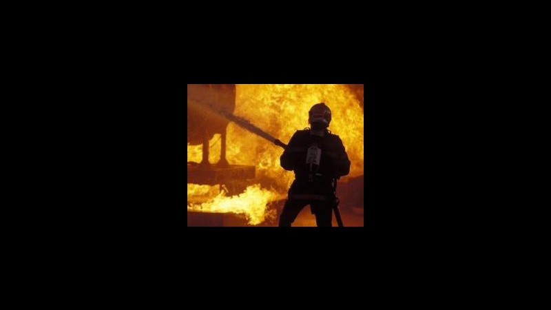 Francia, si butta da finestra e lascia 5 figli a incendio: tutti morti