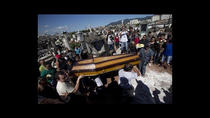 Brasile, sepolta l’anziana uccisa in favela di Rio: ancora proteste