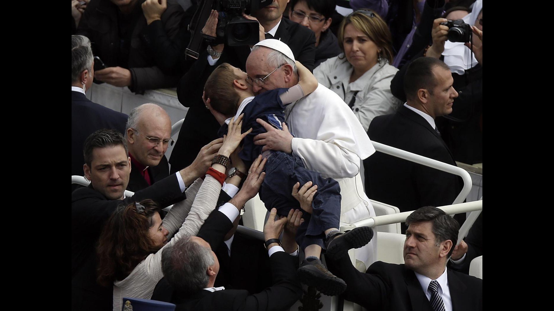 Pasqua, l’appello del Papa: Basta sangue e violenza