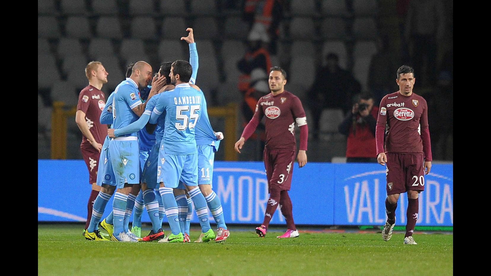 Toro-Napoli show, triplo Dzemaili e bis Cavani spingono i campani: 3-5