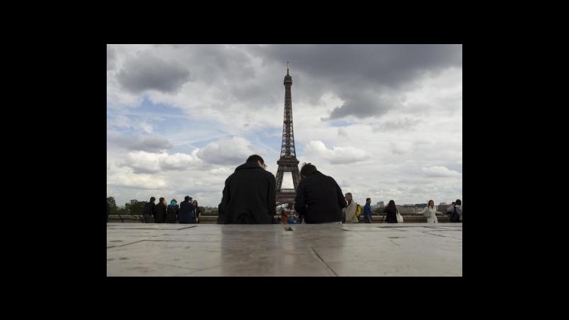 Tour Eiffel evacuata per minaccia attentato, ma era falsa