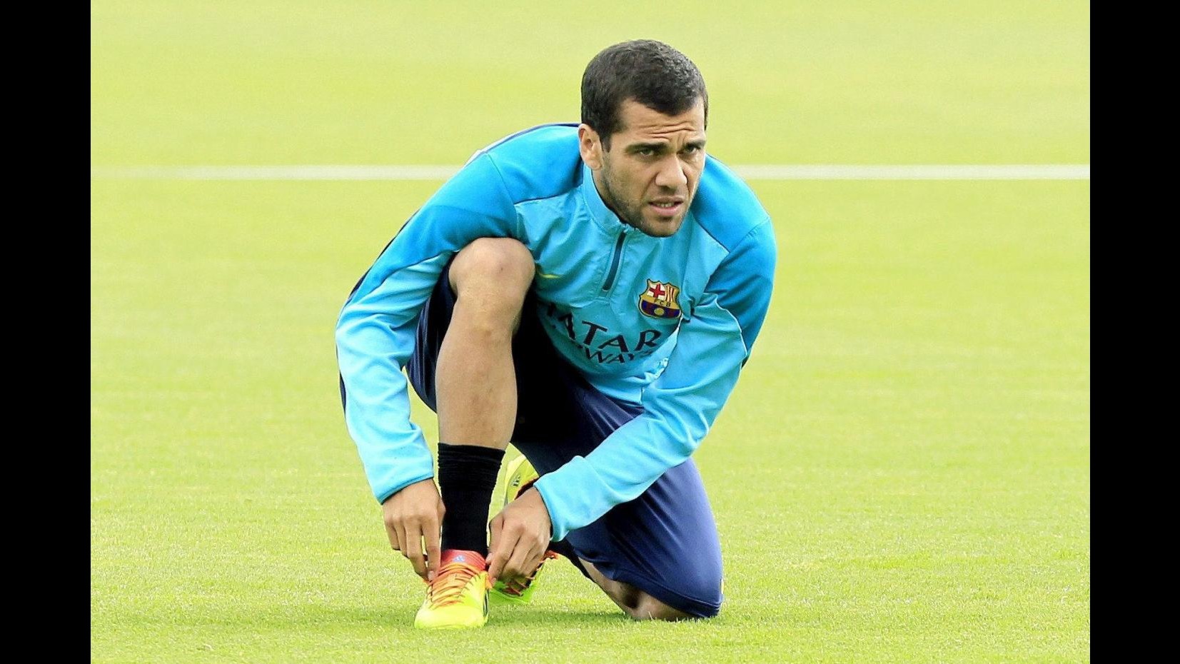 Calcio, dalla Spagna: banana mangiata da Dani Alves, ipotesi trovata marketing pianificata