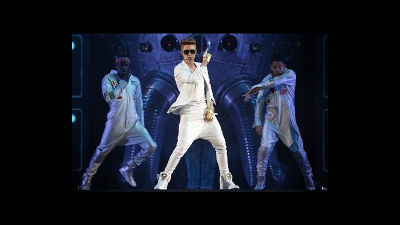 Justin Bieber lascia la sua scimmietta all’aeroporto di Berlino