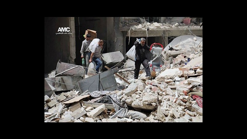 Siria,Hrw: Governo Assad ha usato barili bomba contro civili ad Aleppo