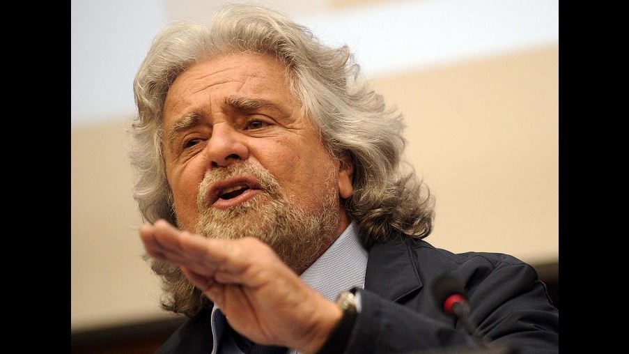 Grillo irrompe in sede Mps: Peste rossa. Qui mafia del capitalismo