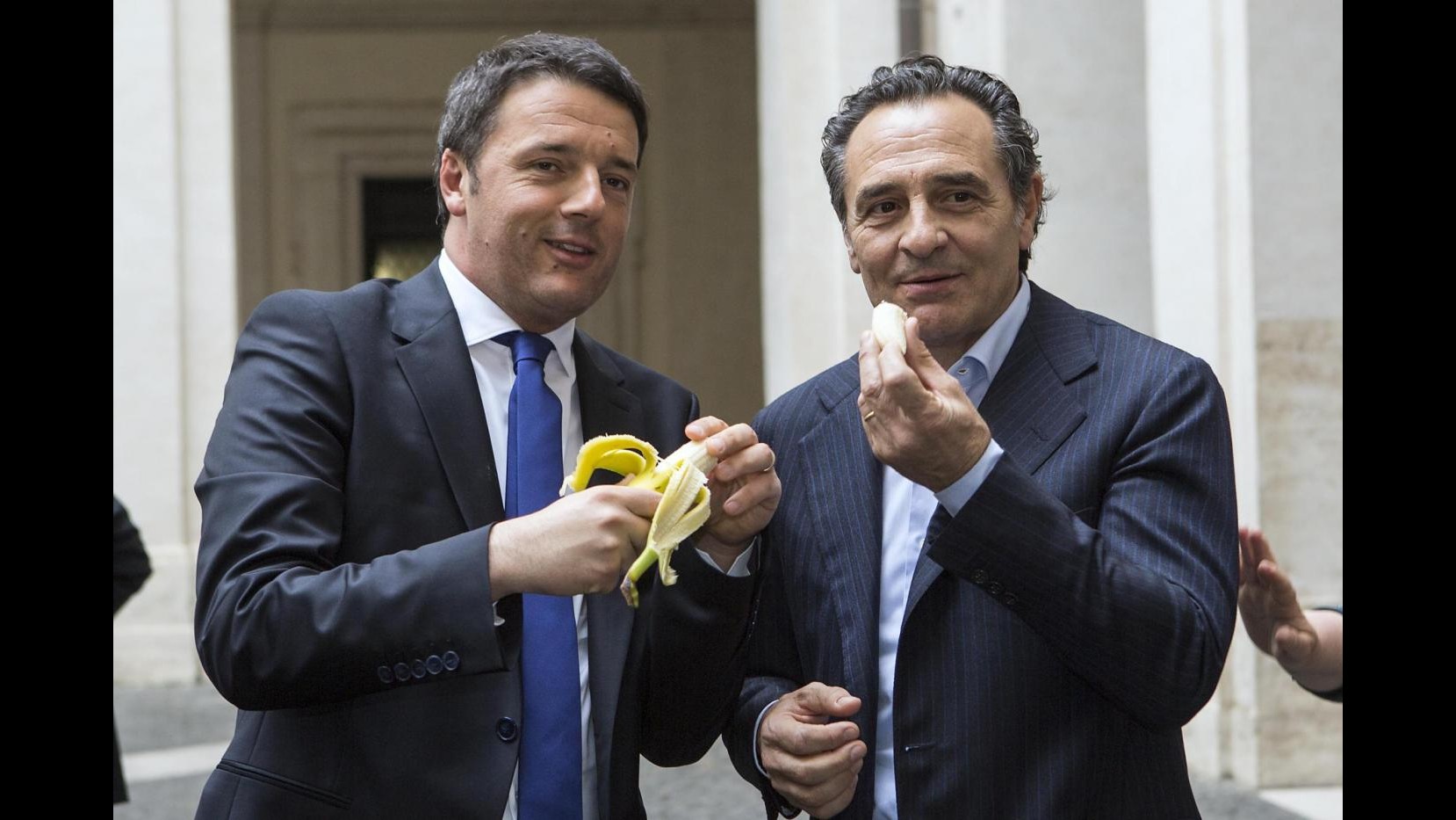 Calcio, Renzi e Prandelli ‘emulano’ Dani Alves: mangiata banana contro il razzismo
