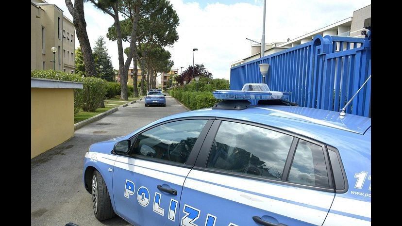 Perugia, coppia lascia neonato per ore in auto e va in sala scommesse