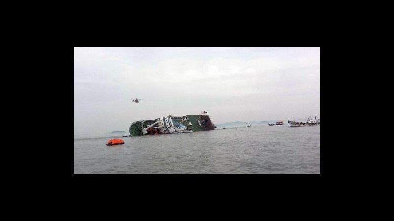 Sud Corea, video: capitano scappa in mutande mentre traghetto affonda
