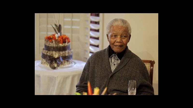 Sudafrica, Mandela resta ricoverato: risponde positivamente alle cure