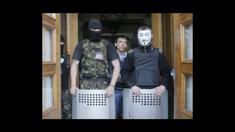 Ucraina, filorussi assaltano sede tv Stato a Donetsk