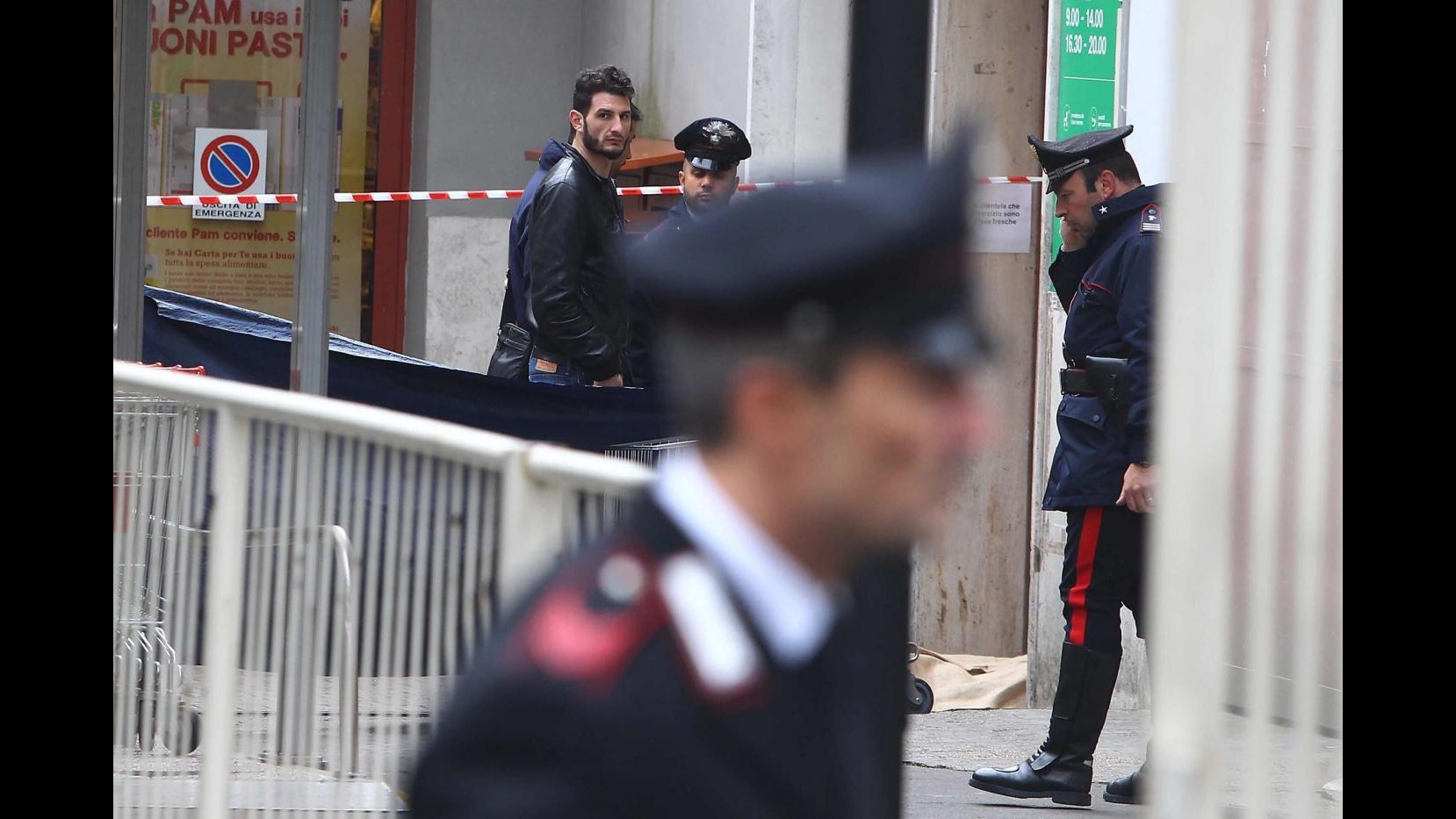 Roma, baby gang armata di bastoni entra in un bar e picchia titolare