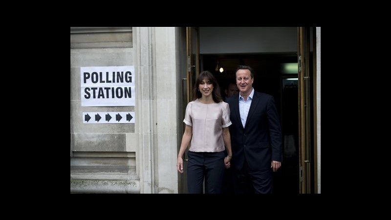 Europee, Cameron ha votato con moglie in seggio nel centro di Londra