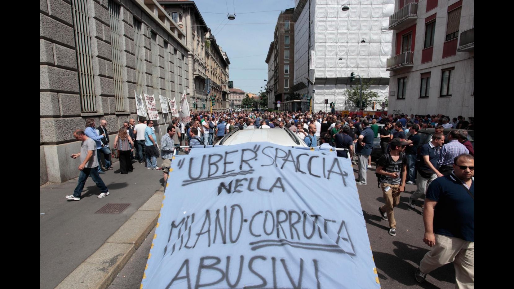 Milano, Lupi e Maroni si schierano con tassisti contro Uber