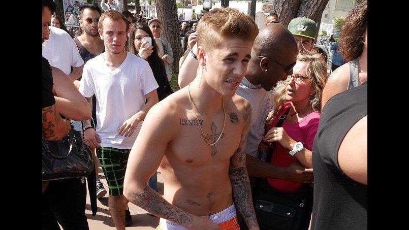Justin Bieber a petto nudo in giro per Cannes