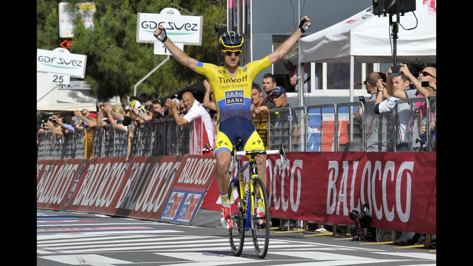 Giro d’Italia, 11/a tappa: a Savona assolo di Rogers, Evans resta in rosa