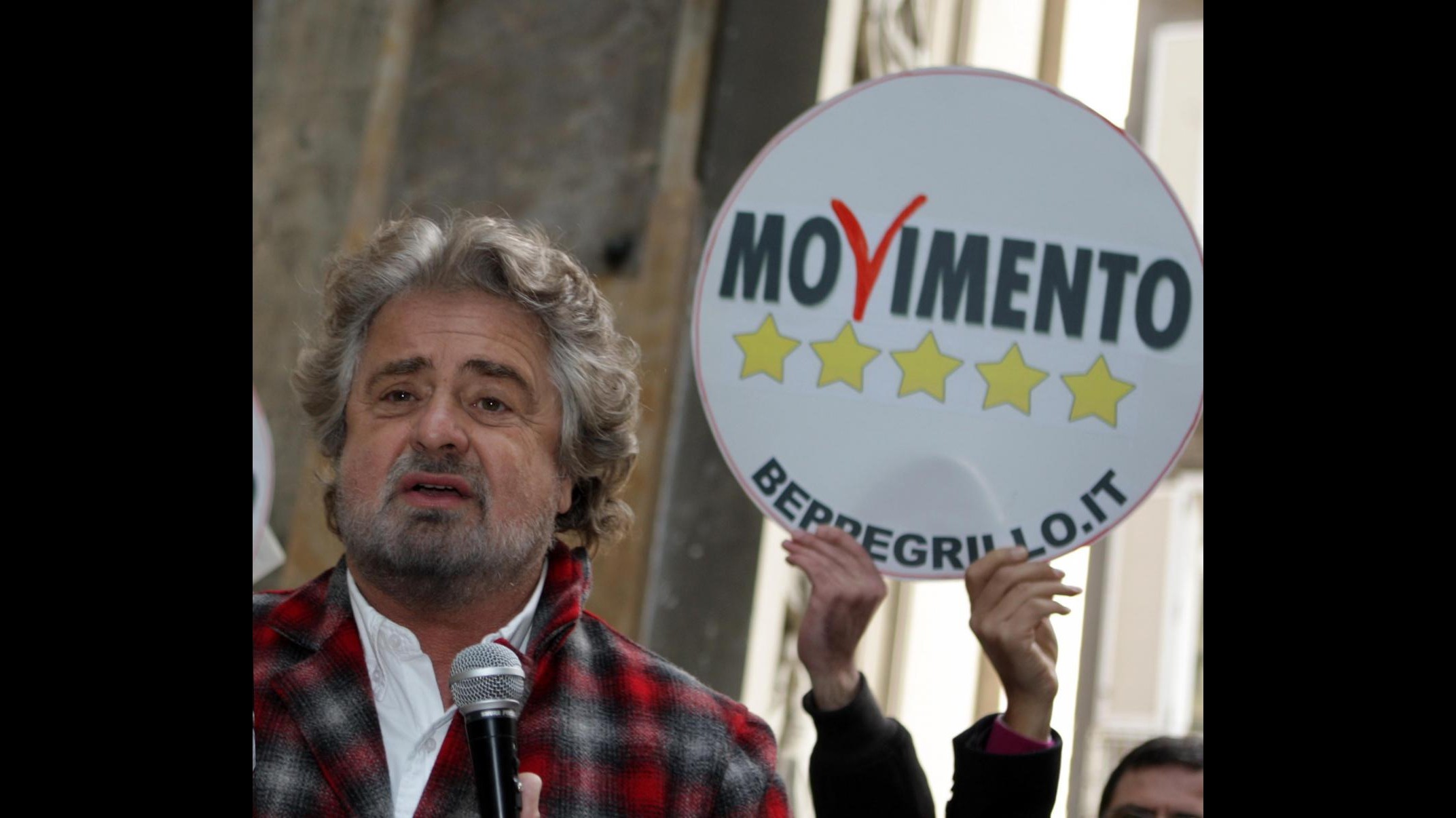 M5S, Beppe Grillo: Bruciata sede del movimento a Giugliano
