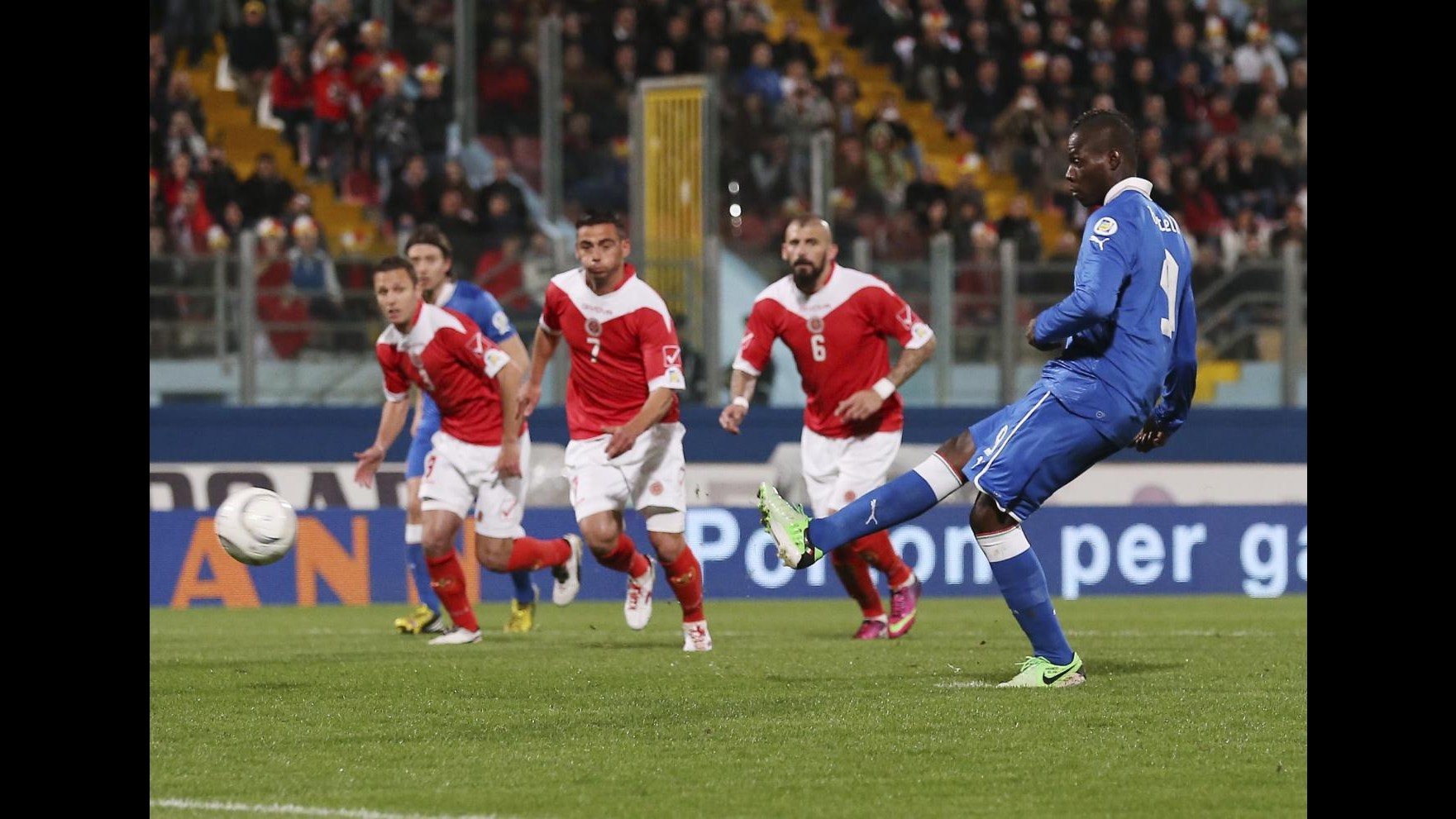 Balotelli trascina l’Italia a Malta: finisce 2-0, Buffon para rigore