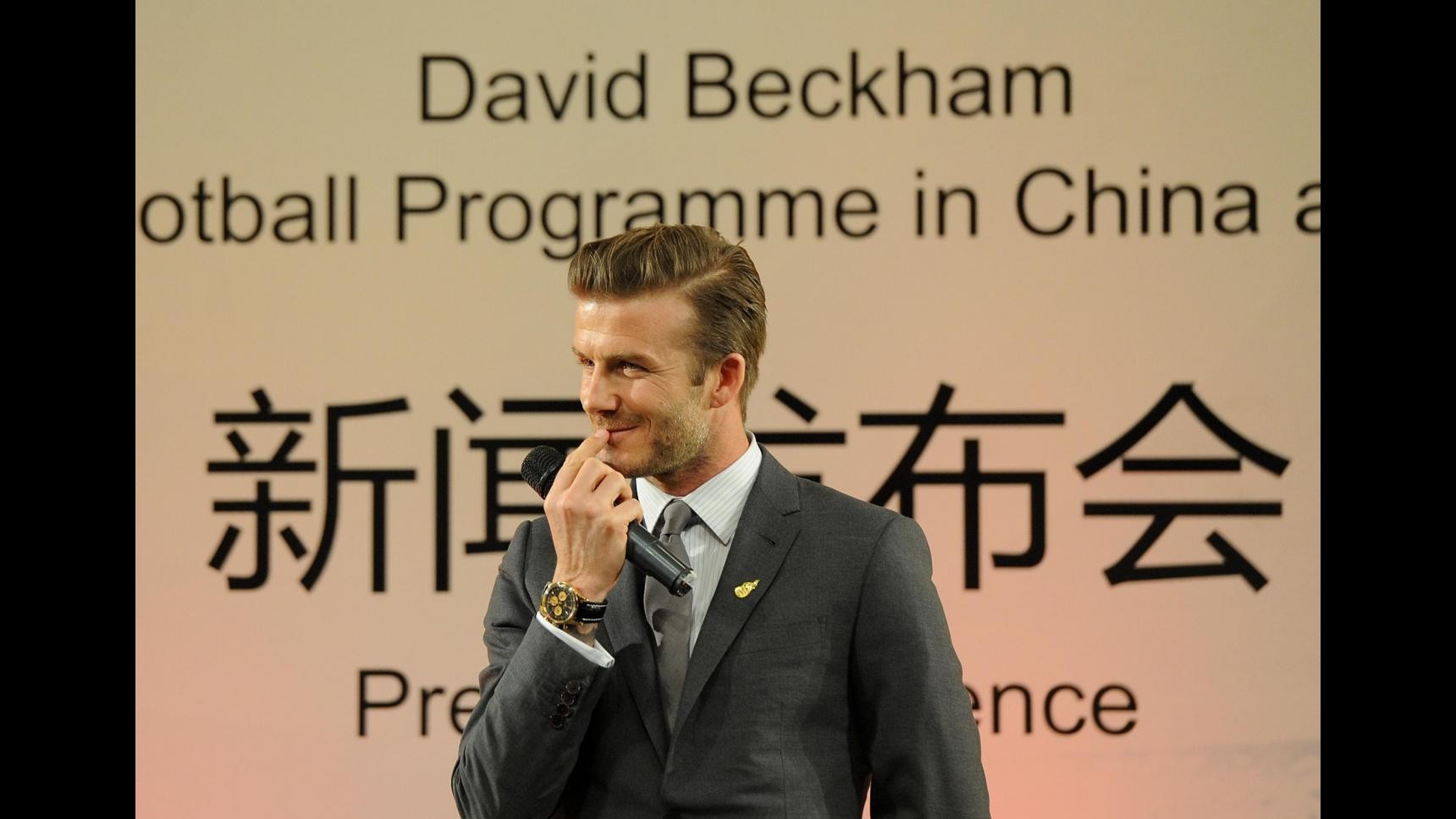 David Beckham a Pechino svela il suo nuovo tatuaggio cinese