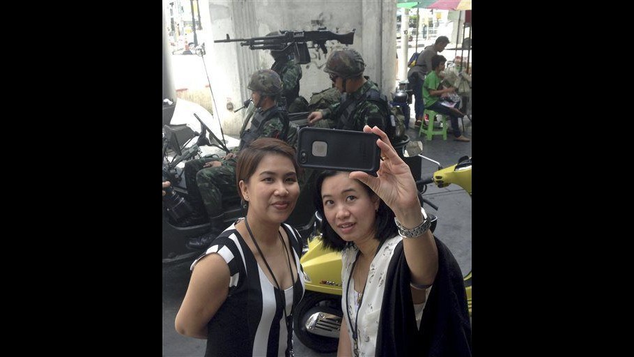 Thailandia, effetto inedito per legge marziale: i selfie con soldati